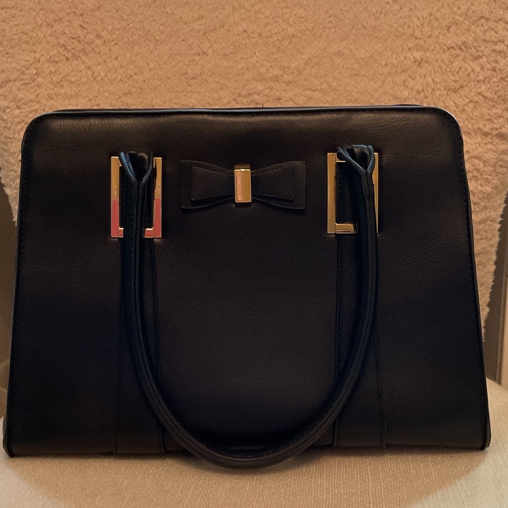 Elegant Black Handbag with Bow Accent
